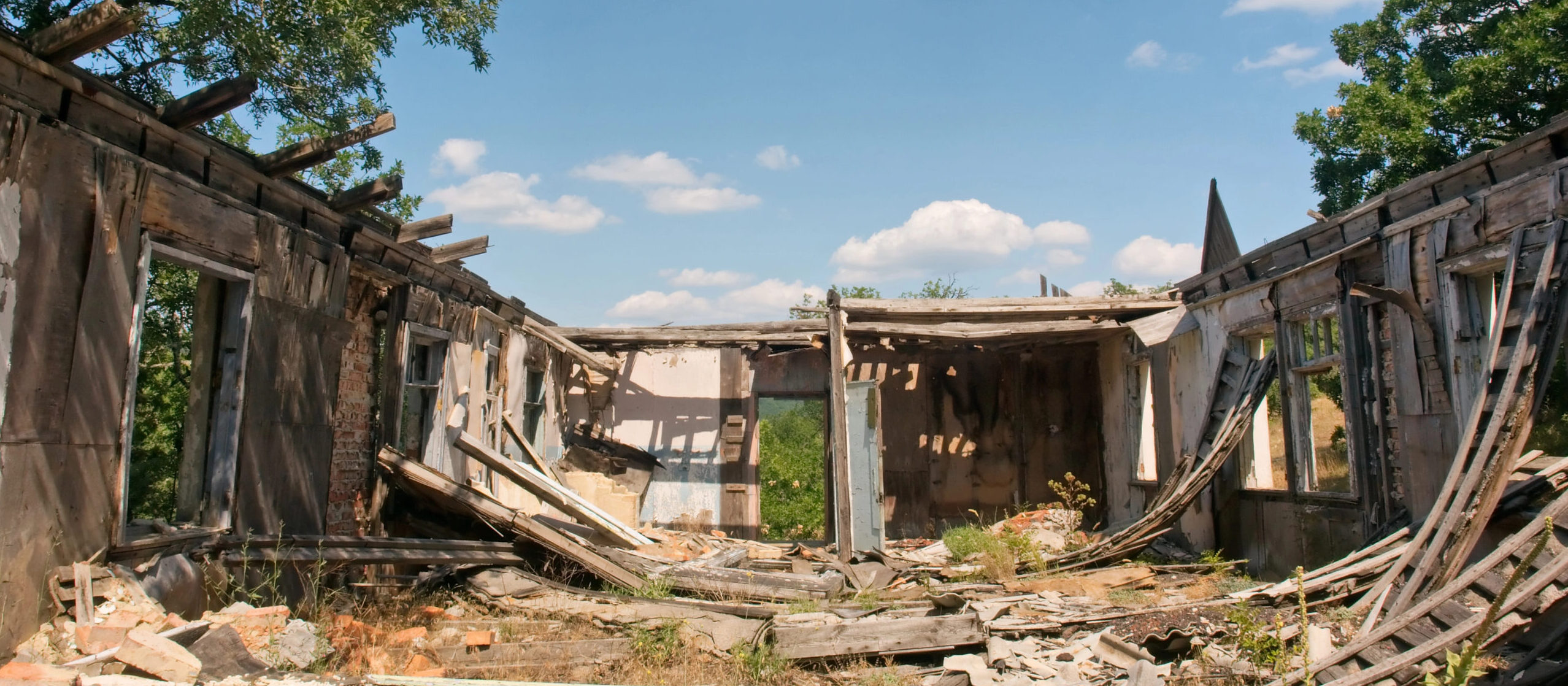 Abandoned house ruins on contaminated land under investigation